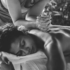 Erotische Tantra-Massage: Damit heizt ihr euer Liebesleben ein