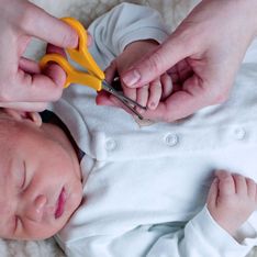 Babys Nägel und Haare schneiden: Diese Tricks sollten Eltern kennen