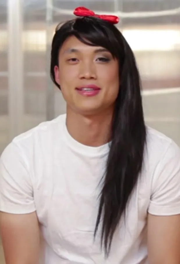 Mannen voor de helft opgemaakt als vrouwen, en hun verbazende reactie!