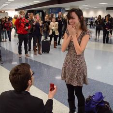 Una pedida de mano llena de ternura: sorprende a su chica en el aeropuerto con canciones románicas