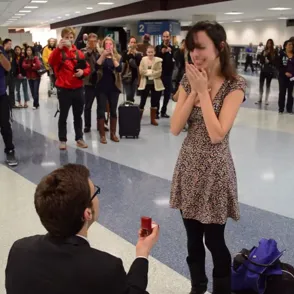 Una pedida de mano llena de ternura: sorprende a su chica en el aeropuerto con canciones románicas