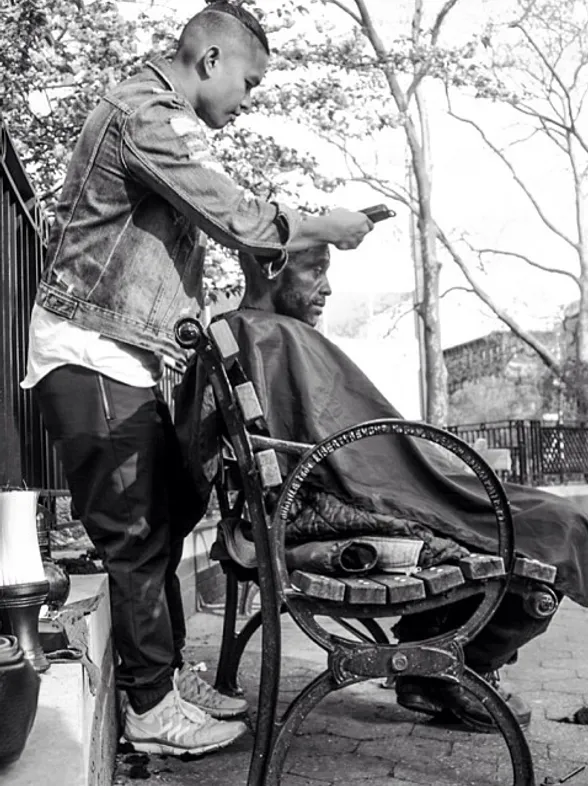 Un peluquero cambia el look a los mendigos de Nueva York cada domingo