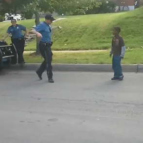 VÍDEO: un policía bailarín da el espectáculo