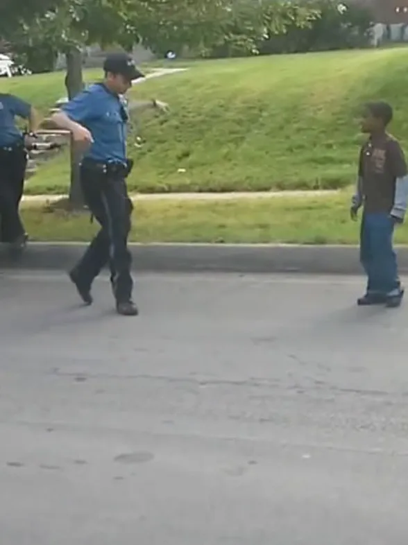 VÍDEO: un policía bailarín da el espectáculo