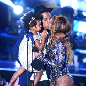 Beyoncé acalla los rumores de separación con su marido en los VMAs