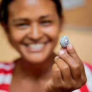 Un programa autosostenible convierte a las mujeres del vertedero de Chureca en diseñadoras de joyas
