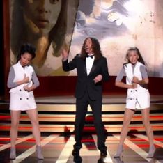 Weird Al détourne les génériques de séries pendant les Emmy Awards 2014