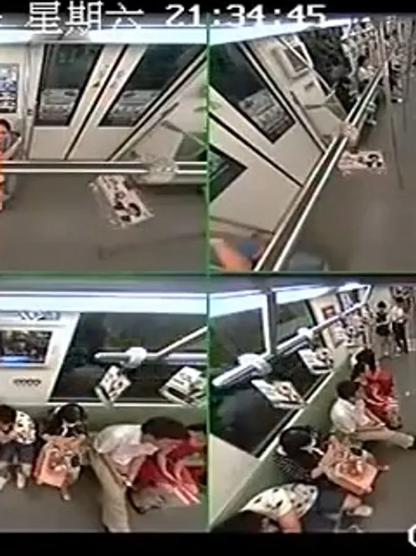 El desmayo de un pasajero provoca una situación de pánico colectivo en el metro de Shanghai
