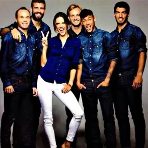 Una campaña de moda une a Alessandra Ambrosio y varios jugadores del Barça