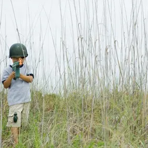 El peligroso juego de las armas: ¿Por qué enseñar a un niño a disparar?