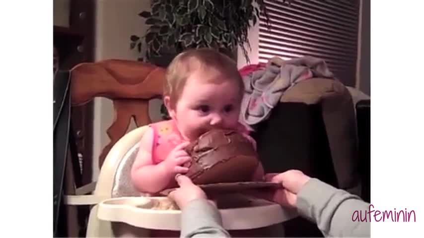 Cet Adorable Bebe Goute Du Chocolat Pour La Premiere Fois